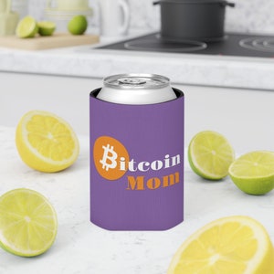 Può includere: Frigorifero per lattine viola con un logo Bitcoin bianco e il testo "Bitcoin Mom".