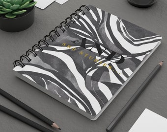 そして彼女は聖書研究のためのゼブラの白黒シックなクリスチャン女性ジャーナルノートを研究します