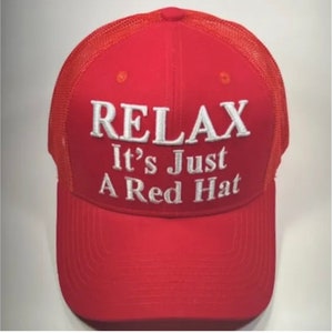 Puede incluir: Gorra de camionero roja de malla con texto bordado en blanco que dice "Relax It's Just A Red Hat".