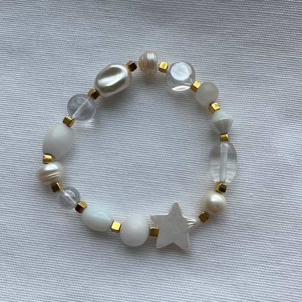 Stargirl bracelet • chunky white and gold bracelet • classy Y2K pearl bracelet • unique trendy jewelry • gift for her • star bracelet