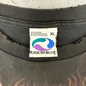 以下が含まれることがあります： クリーム色、ライトグレー、ダークグレーの3色の、まだら模様のマット仕上げのセラミックマグのセット。各マグはシンプルでミニマルなデザインで、丸みを帯びたハンドルが付いています。