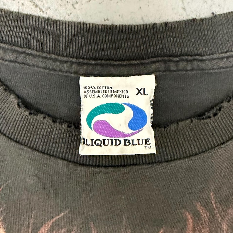 以下が含まれることがあります： クリーム色、ライトグレー、ダークグレーの3色の、まだら模様のマット仕上げのセラミックマグのセット。各マグはシンプルでミニマルなデザインで、丸みを帯びたハンドルが付いています。