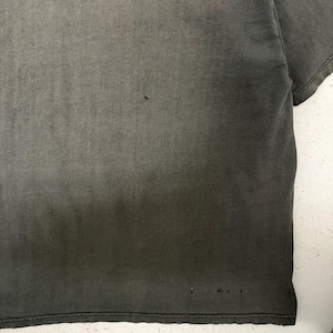 以下が含まれることがあります： 斑点のあるマット仕上げのセラミックマグカップ3個セット。マグカップはクリーム色、ライトグレー、ダークグレーの3色です。各マグカップはシンプルでミニマリストなデザインです。