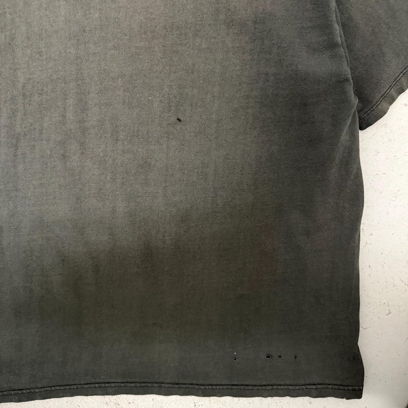 以下が含まれることがあります： 斑点のあるマット仕上げのセラミックマグカップ3個セット。マグカップはクリーム色、ライトグレー、ダークグレーの3色です。各マグカップはシンプルでミニマリストなデザインです。