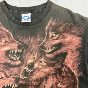 以下が含まれることがあります： 手書き風の「Welcome to our home」の文字が入った素朴な木製サイン。長方形で、使い古したような風合いがあり、シンプルで親しみやすいデザインです。屋内、屋外どちらにも適しています。