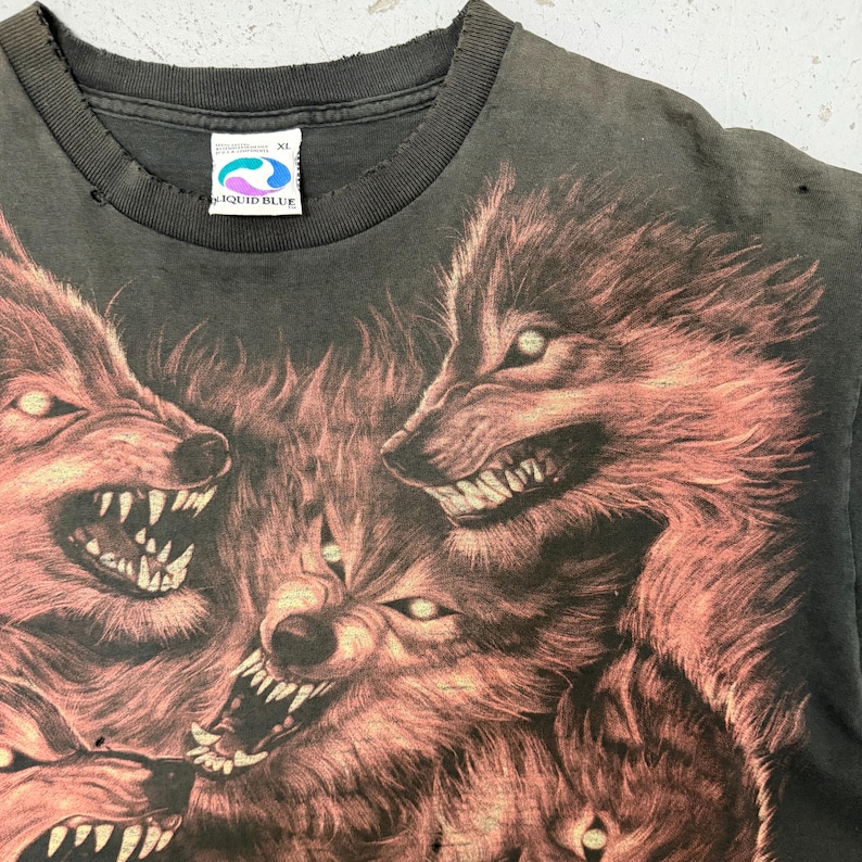 以下が含まれることがあります： 手書き風の「Welcome to our home」の文字が入った素朴な木製サイン。長方形で、使い古したような風合いがあり、シンプルで親しみやすいデザインです。屋内、屋外どちらにも適しています。