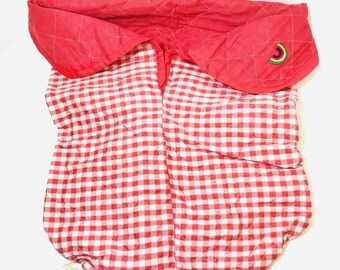 Saco de dormir para muñecas estilo Cabbage Patch de la década de 1980, de tela a cuadros rojos.
