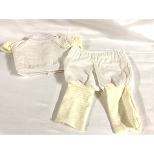 Könnte beinhalten: Ein weißer Baby-Strampler mit einem gelben Streifen am Hals und eine weiße Hose mit gelben Streifen an den Beinen.