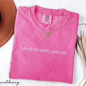 Comfort Colors® Hairstylist Shirt, Hairdresser Gift For Women, Cosmetology School Tee,Funny Hair Stylist Shirt,Salon Owner Shirt,Cosmetology zdjęcie 5