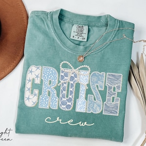 Camiseta Comfort Colors® Cruise Crew con perlas sintéticas, camiseta para vacaciones familiares, camiseta a juego para crucero, camiseta para viajes grupales de verano, regalo de viaje para cruceros 2026 imagen 3