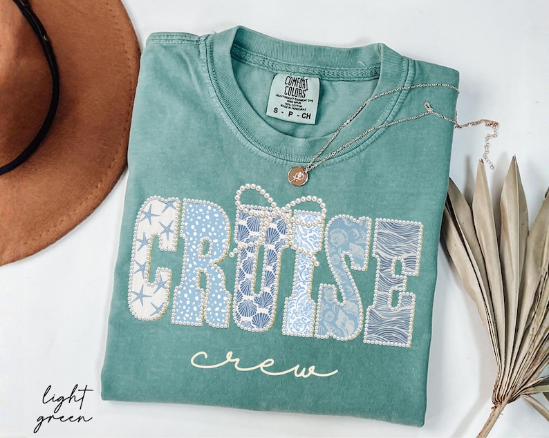 Camiseta Comfort Colors® Cruise Crew con perlas sintéticas, camiseta para vacaciones familiares, camiseta a juego para crucero, camiseta para viajes grupales de verano, regalo de viaje para cruceros 2026 imagen 3