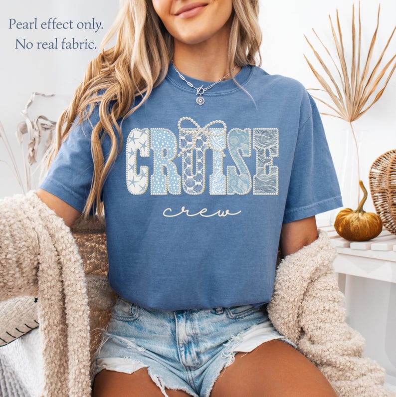 Puede incluir: Una camiseta azul con la palabra "CRUISE" en una fuente decorativa, con varios patrones azules y blancos. Debajo de la palabra "CRUISE" est&aacute; la palabra "crew" en una fuente cursiva. El texto "Pearl effect only. No real fabric." est&aacute; en la esquina superior izquierda.