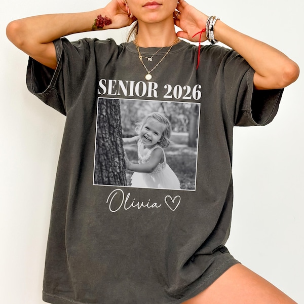 Chemise photo personnalisée senior 2026, t-shirt de remise des diplômes Comfort Colors®, chemise photo vintage personnalisée, cadeau promotion 2026, lycée