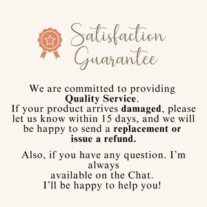 Op de afbeelding: Een beige afbeelding met de tekst "Satisfaction Guarantee" en een stervormig embleem. De tekst belooft kwaliteitsservice en biedt vervanging of terugbetaling voor beschadigde producten die binnen 15 dagen worden gemeld, en chatondersteuning.