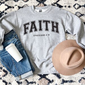 Glaube Sweatshirt, Glaube Shirt, christliches Geschenk, Glaubensgeschenk, christliche Hemden, Liebe und Gnade Shirt, Glaube Kreuz, christliches Shirt