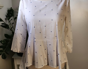 4 | Maeve Anthropologie white blouse with blue polka dots peplum blouse, Women's size 4, flowy long button down back blouse 3/4 sleeves