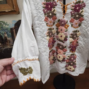 Puede incluir: Una taza de cer&aacute;mica blanca con un asa negra y el texto "But First, Coffee" en un estilo manuscrito. La taza est&aacute; sobre una superficie blanca. La taza mide aproximadamente 10 cm de alto.