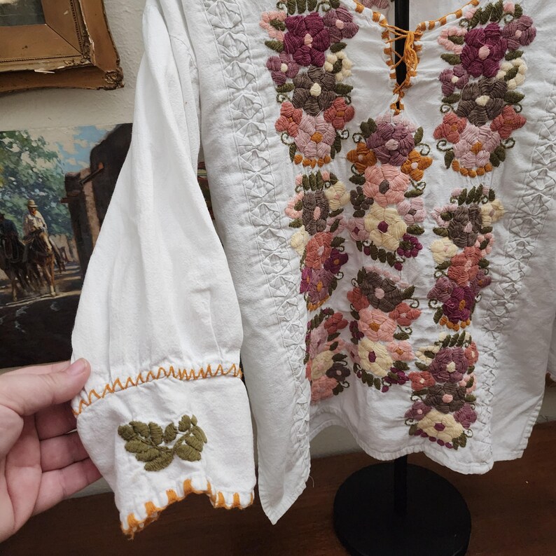 Puede incluir: Una taza de cer&aacute;mica blanca con un asa negra y el texto "But First, Coffee" en un estilo manuscrito. La taza est&aacute; sobre una superficie blanca. La taza mide aproximadamente 10 cm de alto.