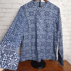 L Talbots half button long sleeve dark blue and light blue damask pattern business casual blouse, women's large, crew neck