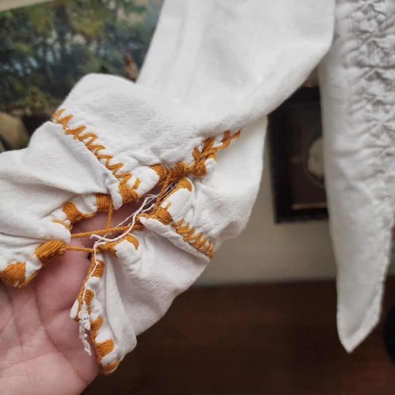 Blusa túnica vintage bohemia con flores bordadas a mano, talla S/M, estilo Johnny Was, color beige con estampado floral rosa y verde. imagen 6