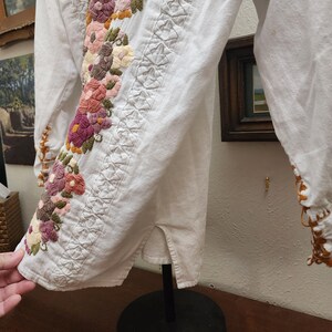 Puede incluir: Un juego de tres tazas de cer&aacute;mica con acabado mate moteado. Las tazas son de color crema, gris claro y gris oscuro. Cada taza tiene un dise&ntilde;o simple y minimalista.