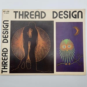 Puede incluir: Una taza de cerámica blanca con un asa negra y el texto "But First, Coffee" en un estilo manuscrito. La taza está sobre una superficie blanca. La taza mide 10 cm de alto.