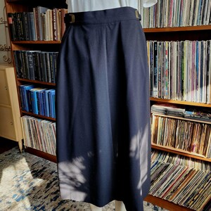 10P vintage BFA Classics black midi skirt solid black with POCKETS and decorative metal detailing on waist & back zip, women's petite small