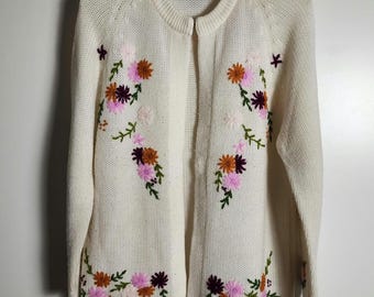 M/L vintage hand knit & hand embroidered 70s long sleeve cardigan hook and loop at collar, ivory/white with pink purple orange flowers