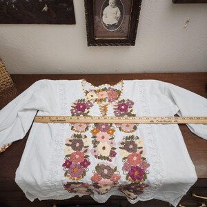 Blusa túnica vintage bohemia con flores bordadas a mano, talla S/M, estilo Johnny Was, color beige con estampado floral rosa y verde. imagen 9