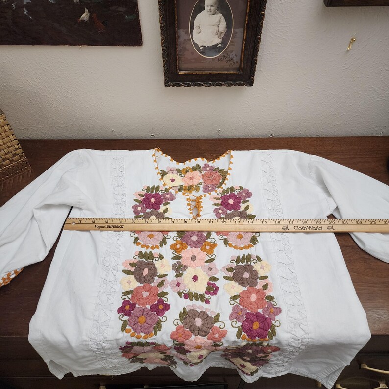 Blusa túnica vintage bohemia con flores bordadas a mano, talla S/M, estilo Johnny Was, color beige con estampado floral rosa y verde. imagen 9