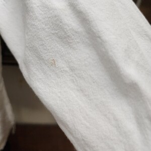 Blusa túnica vintage bohemia con flores bordadas a mano, talla S/M, estilo Johnny Was, color beige con estampado floral rosa y verde. imagen 11