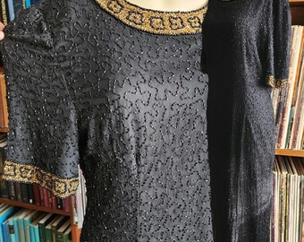 Robe longue art déco vintage en soie perlée noir et or M à manches courtes et longue fente dans le dos par Mark & John by Gopal * imperfections voir photo