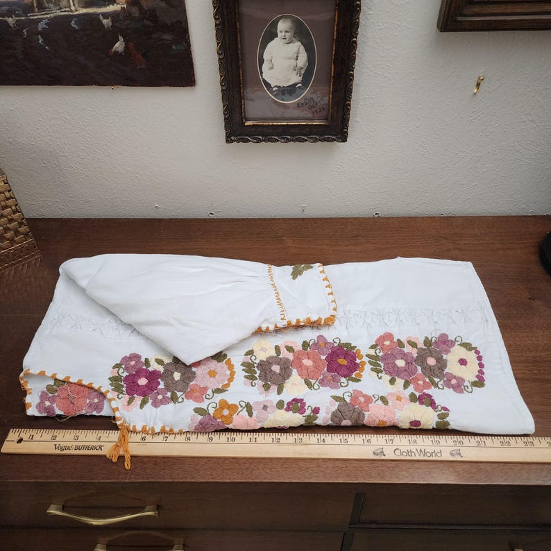 Puede incluir: Una taza de cer&aacute;mica blanca con asa negra y el texto "But First, Coffee" en negrita negra. La taza se encuentra sobre un fondo borroso, sugiriendo un ambiente acogedor.