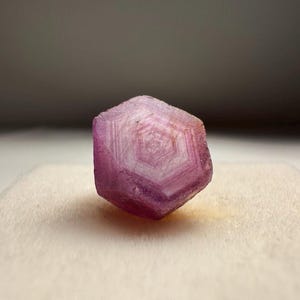 Rubinkristallprov med tillväxtlinjer