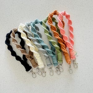 Correa para teléfono de macramé, correa para teléfono con flores, correa de mano anudada para teléfono, correa para teléfono hecha a mano, macramé moderno, llavero de macramé