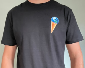 Svart skjorta Storlek: L - Unisex T-shirt med tryck - Melting Earth - Ny design. Premiummaterial, 100 % slitstark kraftig bomull - Inktys