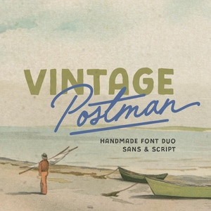 Puede incluir: Gráfico de fuente Vintage Postman con un fondo de escena de playa. El texto incluye "VINTAGE Postman" en verde y azul, con "HANDMADE FONT DUO SANS & SCRIPT" debajo. Una persona está en la playa cerca de dos botes verdes.