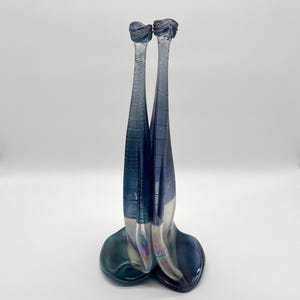 Vase en verre design signé • Vera Walther - Heiner Düsterhaus • Vase bouteille • Irisé • Bleu • Verre d&#39;atelier • Véritable vintage • postmoderne