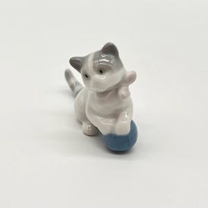 Metzler & Ortloff Porzellan Figur Katze mit Ball vintage  Porzellanfigur Tierfigur signiert antik Thüringen Jugendstil Art Deco Porzellan