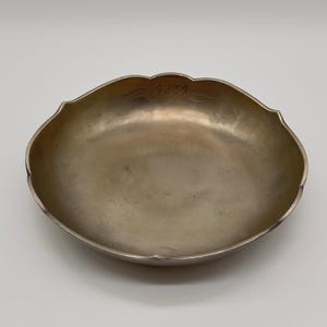 Petit plat ovale ancien Art Nouveau en étain à 95