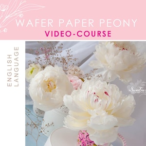 Puede incluir: Primer plano de peonías de papel de oblea blancas con detalles rojos, dispuestas en jarrones decorativos. La imagen presenta el texto "WAFER PAPER PEONY VIDEO-COURSE" en rosa y blanco, y "ENGLISH LANGUAGE" a la izquierda.