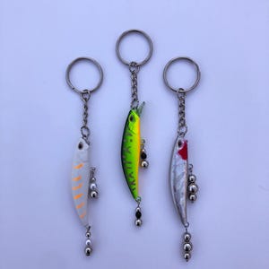 Angeln locken Schlüsselanhänger, Angeln Köder Zubehör, Taschenanhänger, Fisch Schlüsselanhänger, Outdoor-Liebhaber, Angeln-Enthusiasten Geschenk, Sommer Spaß Mode