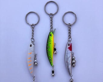 Llavero con señuelo de pesca, accesorio de cebo de pesca, amuletos para bolsos, llavero con forma de pez, regalo para amantes de las actividades al aire libre, regalo para entusiastas de la pesca, moda divertida de verano