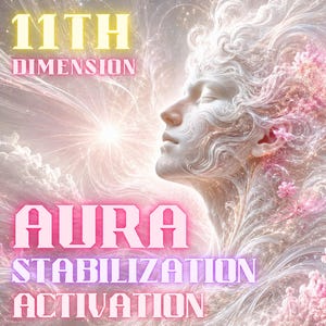 Può includere: Opera d'arte digitale raffigurante un volto sereno di profilo, circondato da luce eterea e forme fluide. Le parole "11th Dimension" e "Aura Stabilization Activation" sono visualizzate in testo stilizzato, evocando spiritualità ed energia cosmica.