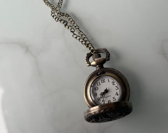 Stunning Circle Flower Pattern Pocket Watch Necklace on a Chain