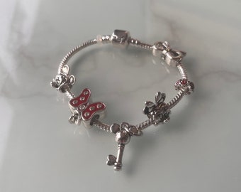 Pulsera con dijes de Mickey Mouse y Minnie Mouse de Disney