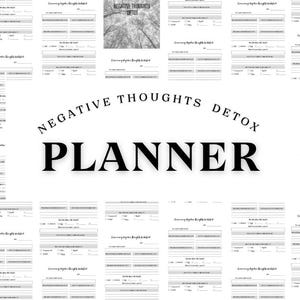 Op de afbeelding: Een witte planner met de woorden "NEGATIVE THOUGHTS DETOX PLANNER" in het zwart. De plannerpagina's hebben secties om in te schrijven en een grijswaardenafbeelding van bomen. De afbeelding is een close-up van de planner.