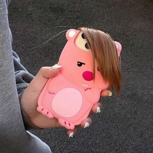 電話用シリコン編み込みヘアループ 面白いアニメ漫画ソフトホットケース 3Dカスタムトレンディギフトアクセサリー iPhoneケース 15 14 13 12 11 Pro Max用