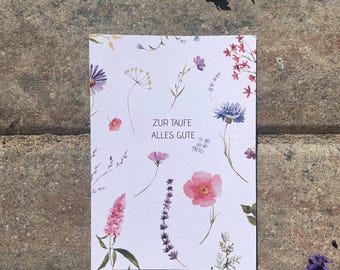 Puede incluir: Una tarjeta de felicitación rectangular blanca con una delicada ilustración en acuarela de varias flores silvestres en tonos rosa, morado y azul. El centro de la tarjeta muestra el texto ZUR TAUFE ALLES GUTE en una fuente sans-serif gris oscuro.