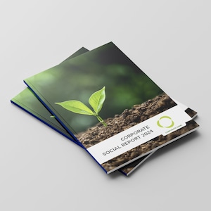 Può includere: Una pila di report di responsabilità sociale d'impresa con un germoglio verde che cresce dal terreno sulla copertina. Il testo sulla copertina recita "Corporate Social Report 2024".